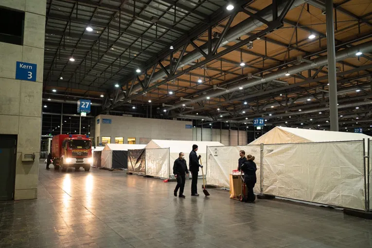 Bilder vom Aufbau in der Messehalle 27
